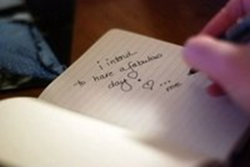 女孩寫情書給一個男孩